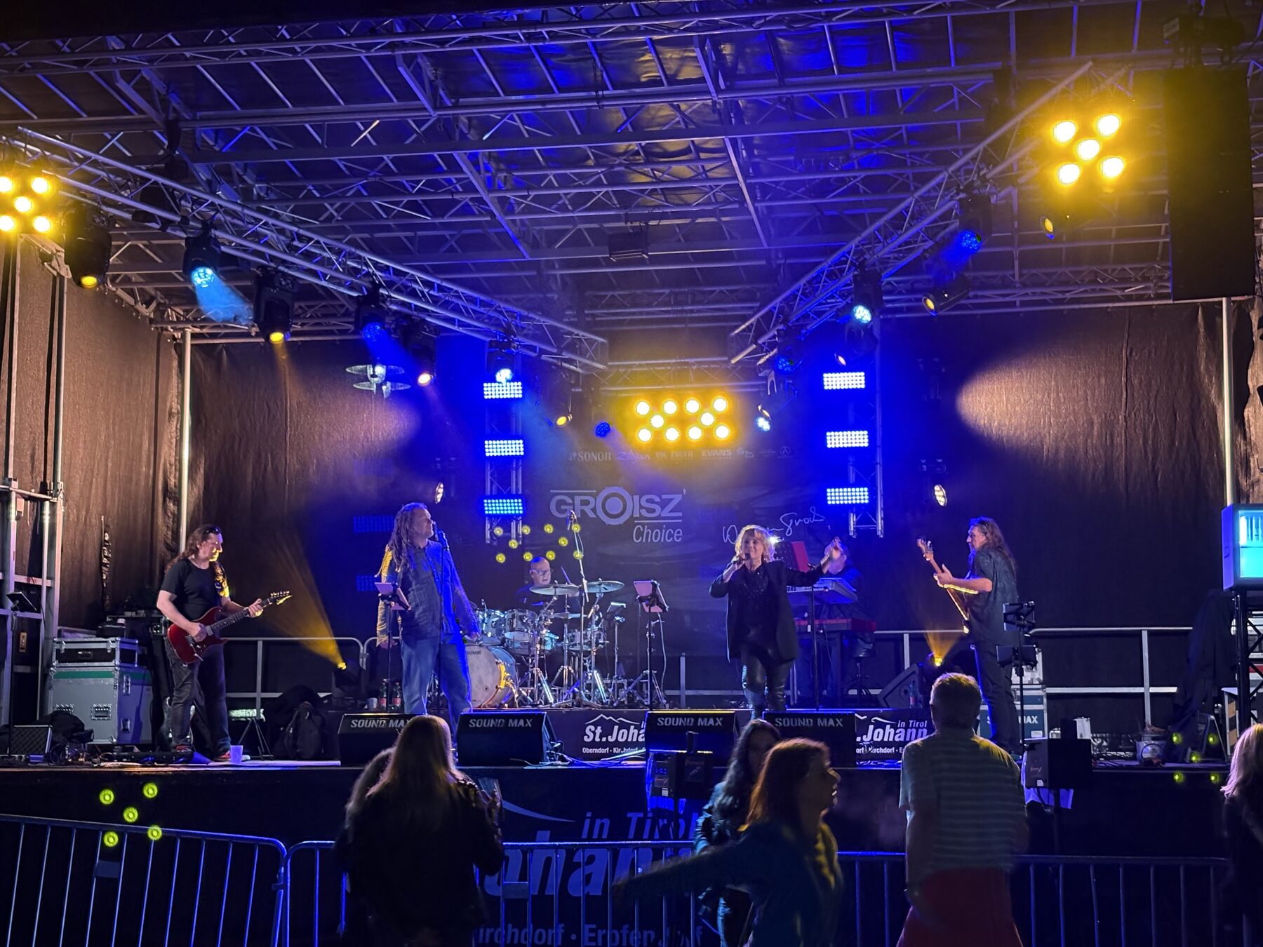Live-Konzert mit blauer Lichtshow